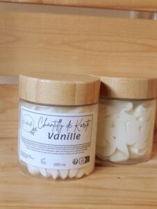 alt="Chantilly de karité à la vanille O’Natur’Elle – soin nourrissant bio et vegan fait main dans les Vosges