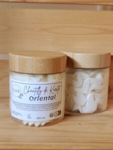 alt="Chantilly de karité orientale O’Natur’Elle – soin nourrissant vegan aux senteurs exotiques, fait main dans les Vosges"