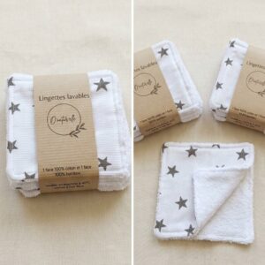Lot de 10 lingettes lavables en coton blanc à étoiles brunes avec une face en éponge de bambou blanc.
