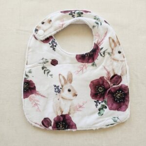 bavoir bébé blanc aux motifs floraux bordeaux et aux petits lapins