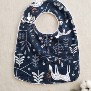 bavoir bébé bleu aux motifs d’animaux de la forêt en hiver
