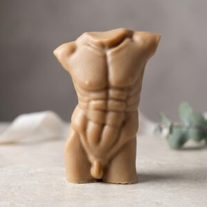 Savon solide couleur beige en forme de buste homme sensuel, aux courbes sculpturales, parfumé à la vanille.