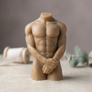 Savon solide à la vanille en forme de buste homme, design masculin élégant avec parties intimes délicatement dissimulées.