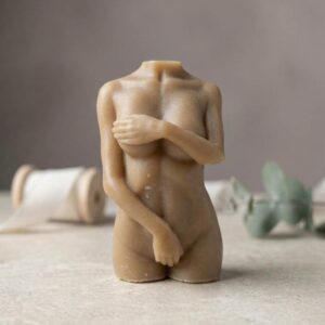 🌸 Savon buste de femme à la vanille – L’élégance au creux des courbes 🤍 ✨ Une création délicate, entre sensualité et douceur Laissez-vous séduire par le charme envoûtant de notre savon buste de femme à la vanille 🍦, une création originale qui célèbre la beauté des courbes féminines avec élégance et subtilité. 🌷 Sculpté dans une forme de buste féminin, avec les parties intimes délicatement dissimulées, ce savon solide se distingue par ses lignes harmonieuses et son allure raffinée. Une véritable petite œuvre d’art qui transforme un geste du quotidien en un instant de plaisir et d’élégance. ✨ 🍦 Un parfum de vanille doux et enveloppant Sa délicieuse senteur vanillée évoque la douceur, la chaleur et la gourmandise. Un parfum réconfortant qui invite à ralentir, à prendre soin de soi et à savourer chaque instant. 🤍 🛁 À la fois séduisant et délicat, ce savon buste trouve naturellement sa place dans une salle de bain raffinée ou dans un joli coffret cadeau. 🎁 🎀 Un cadeau qui ne manque pas de charme Pour un anniversaire, la Saint-Valentin 💕 ou simplement pour faire plaisir, ce savon en forme de buste féminin est une attention originale qui ne laisse pas indifférent. 💗 Les petits détails qui font toute la différence : 🌸 Une silhouette féminine sculpturale et raffinée. 🤍 Des parties intimes subtilement dissimulées. 🍦 Une senteur vanille douce et gourmande. ✨ Un savon solide aussi original que séduisant. 🎁 Une jolie idée cadeau pour offrir un instant de douceur. 💕 Un soupçon de sensualité, une touche de vanille et beaucoup d’élégance… Laissez-vous charmer par ce savon buste de femme, une création délicate qui sublime les petits plaisirs du quotidien. 🌷
