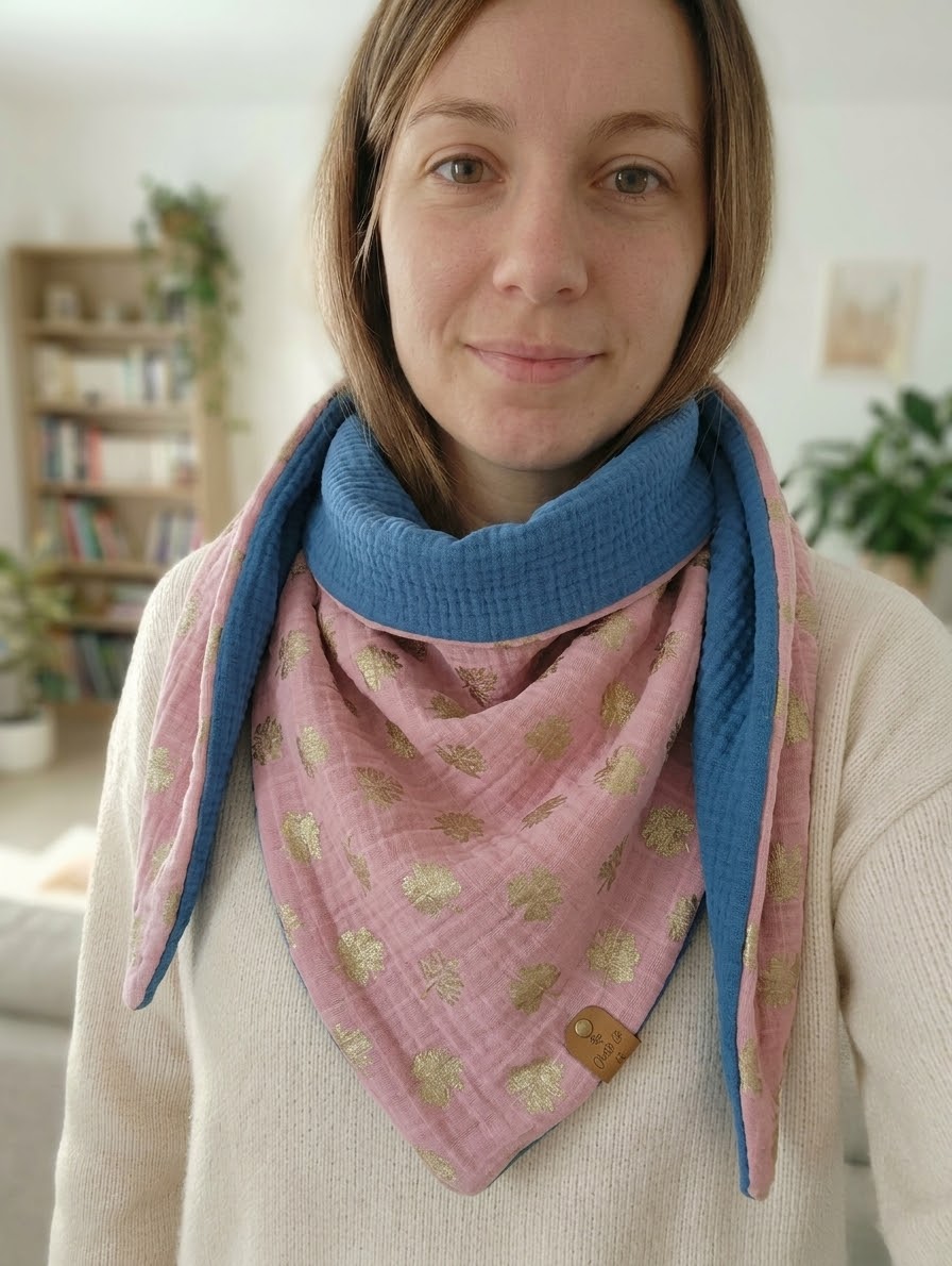 Écharpe chèche fait main rose poudré avec motifs feuillages dorés et doublure unie bleu canard porté.