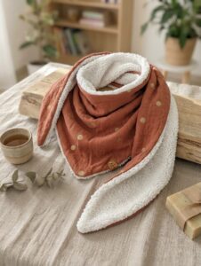 Écharpe chèche faite main en coton terracotta avec doublure moumoute écrue.