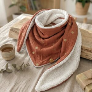 Écharpe chèche faite main en coton terracotta avec doublure moumoute écrue.