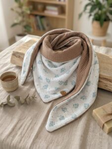 Chèche fait main en gaze de coton écru à feuillages verts et bleus avec une seconde face unie noisette.