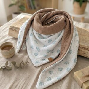 Chèche fait main en gaze de coton écru à feuillages verts et bleus avec une seconde face unie noisette.