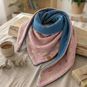 Écharpe chèche fait main rose poudré avec motifs feuillages dorés et doublure unie bleu canard.